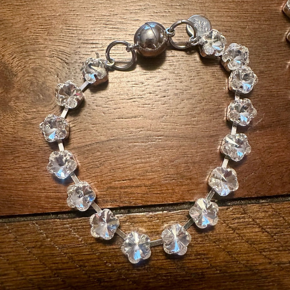 By Alexa Rae Spring Flower Necklace and Bracelet Set - Picture 4 of 5